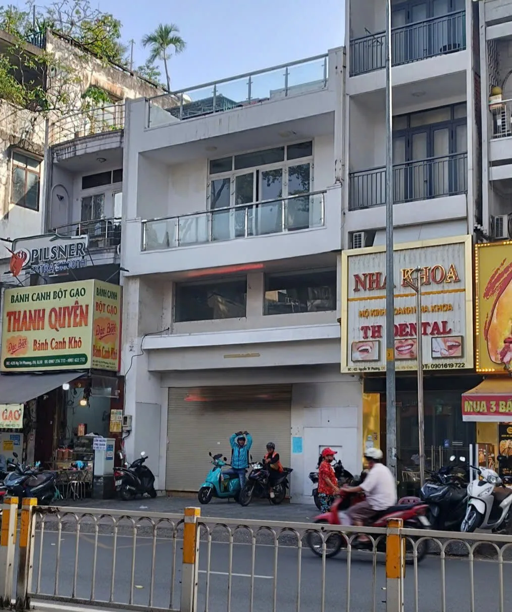 Cho thuê Nhà mặt tiền : 424 -426 Nguyễn Tri Phương, Quận 10. Giá thuê : 140 triệu/tháng