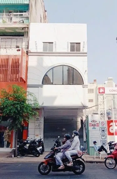 Cho thuê Nhà mặt tiền : 360 Võ Văn Tần, Phường 5,  Quận 3. Giá thuê : 120 triệu/tháng