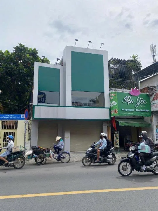 Cho thuê Nhà mặt tiền : 738 Lạc Long Quân, Phường 9, Quận Tân Bình. Giá thuê : 40 triệu/tháng