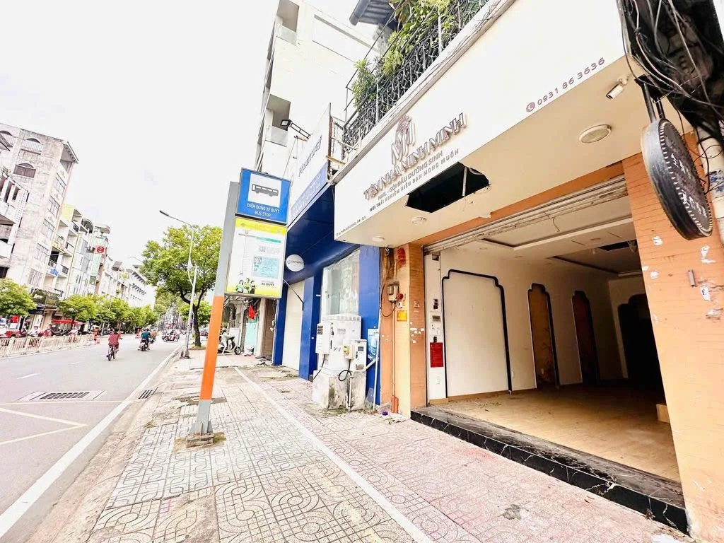 Cho thuê Nhà mặt tiền : 43 Trần Hưng Đạo, Phường 6, Quận 5. Giá thuê : 35 triệu/tháng