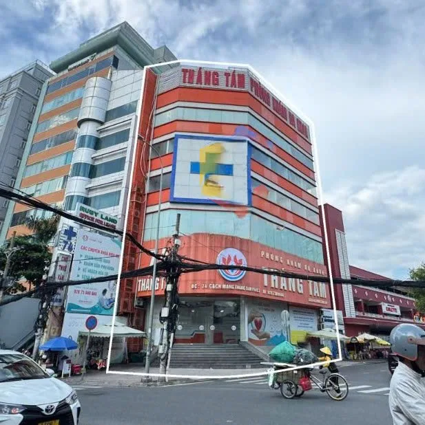 Cho thuê Nhà Góc : 74 Cách Mạng Tháng 8, Quận 3. Giá thuê : 450 triệu/tháng