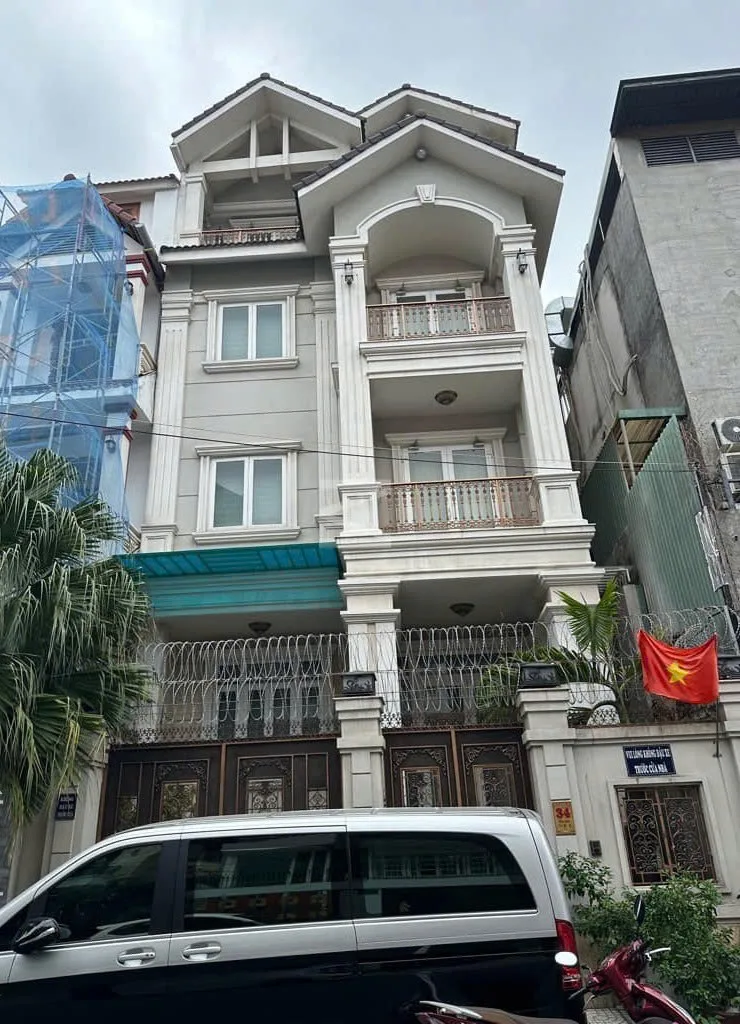 Cho thuê Nhà : 34 Hoa Đào, Phường 2, Quận Phú Nhuận. Giá thuê : 100 triệu/tháng
