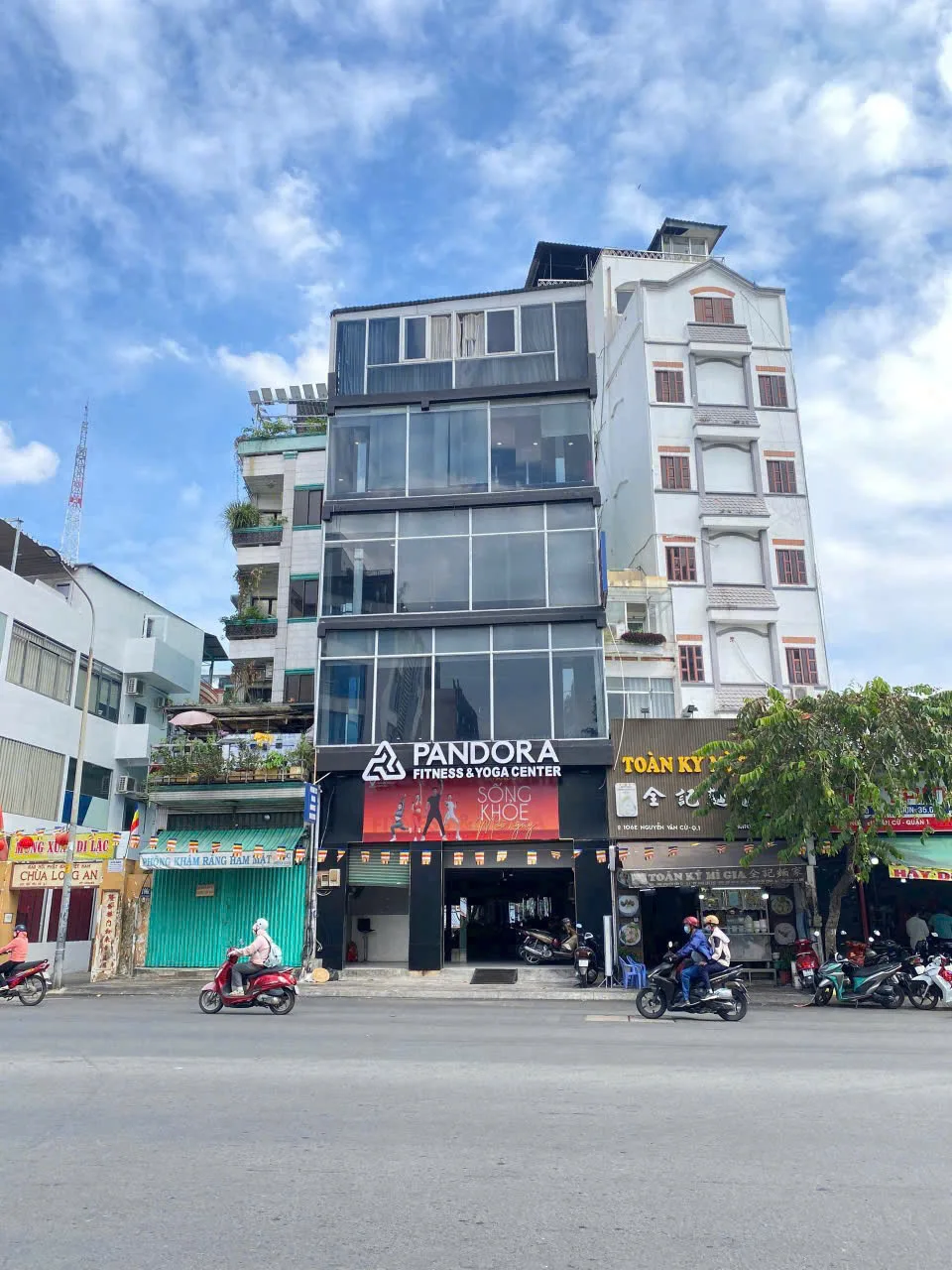 CHO THUÊ NHÀ MẶT TIỀN : 106D NGUYỄN VĂN CỪ, QUẬN 1. GIÁ THUÊ : 180 TRIỆU/THÁNG