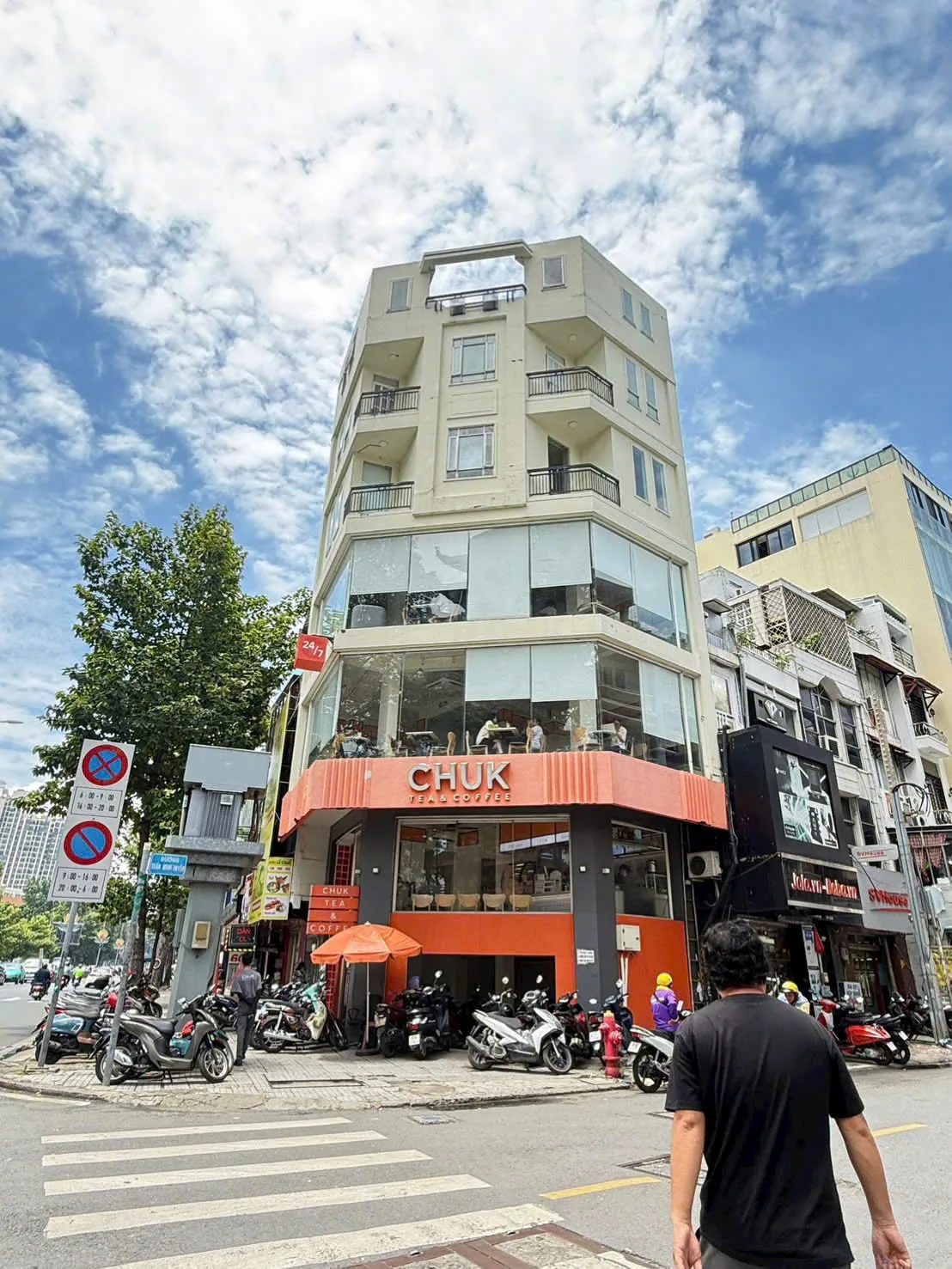 Cho thuê Nhà 2 mặt tiền : 213 Đường 3/2, Quận 10. Giá thuê : 140 triệu/tháng