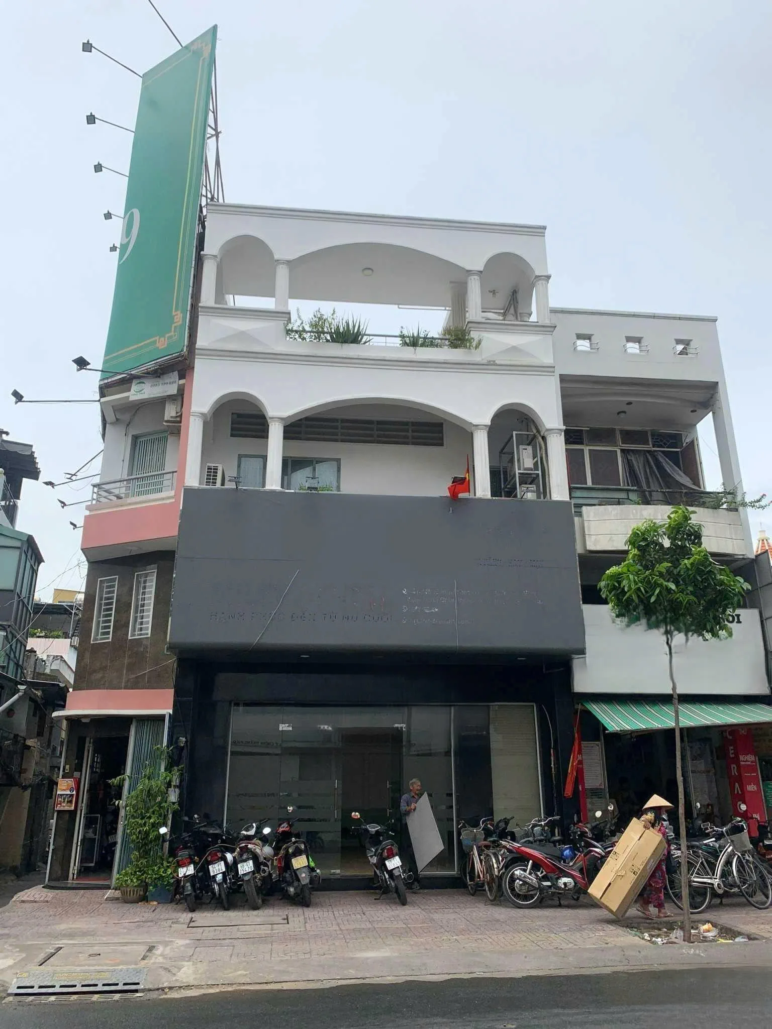 Cho thuê Nhà mặt tiền : 80B Lý Chính Thắng, Phường  Võ Thị Sáu, Quận 3. Giá thuê : 90 triệu/tháng