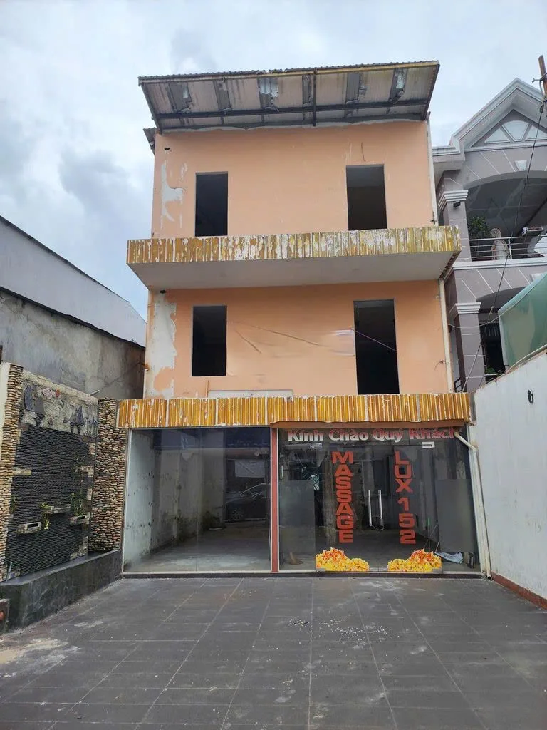 Cho thuê Nhà mặt tiền : 152 Nguyễn Thị Thập, Quận 7. Giá thuê : 75 triệu/tháng