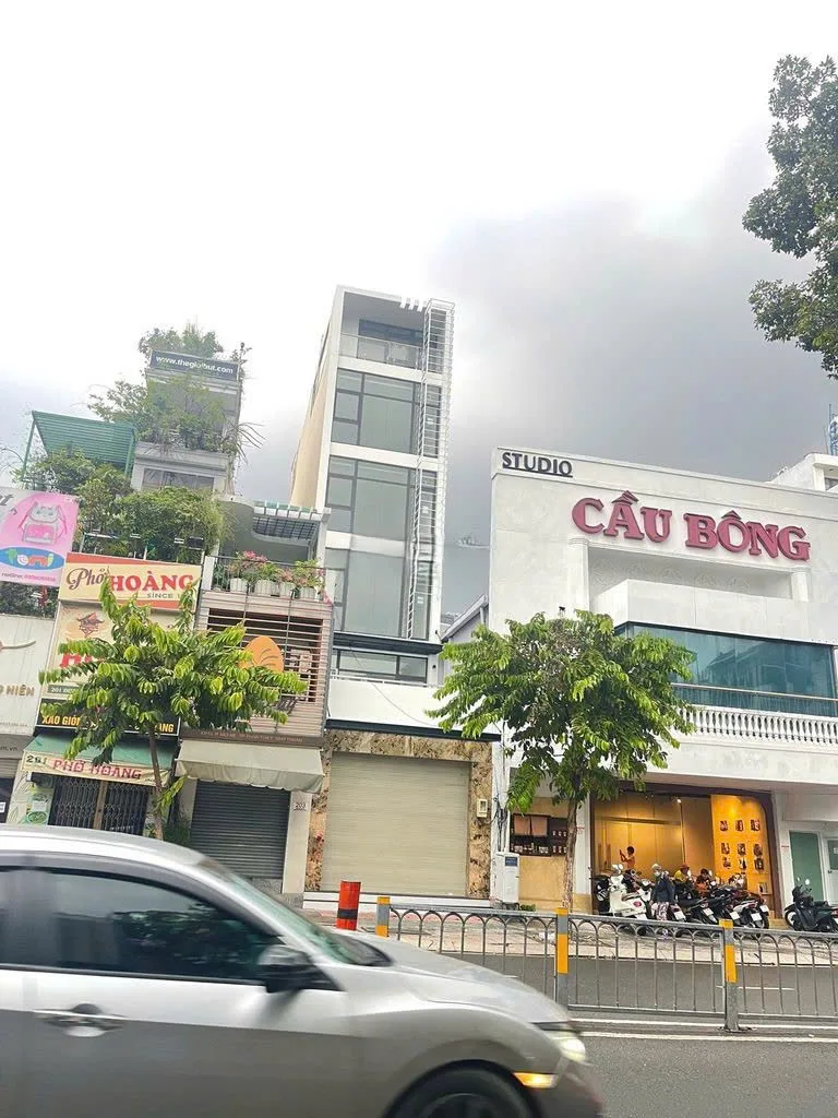 Cho thuê Nhà mặt tiền : 205 Đinh Tiên Hoàng, Quận 1. Giá thuê : 120 triệu/tháng