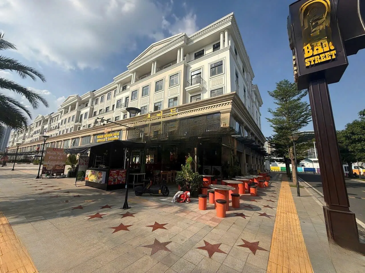 Cho thuê Nhà Góc 2 mặt tiền : 28 Nguyễn Xiển, TP Thủ Đức. Giá thuê : 110 triệu/tháng