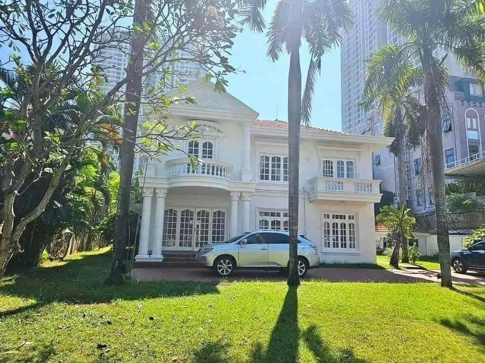 Cho Thuê Vila Mặt Tiền : 20 Trần Ngọc Diện, Quận 2  (Gần VINCOM MEGA Thảo Điền). Giá thuê : 10.000$/