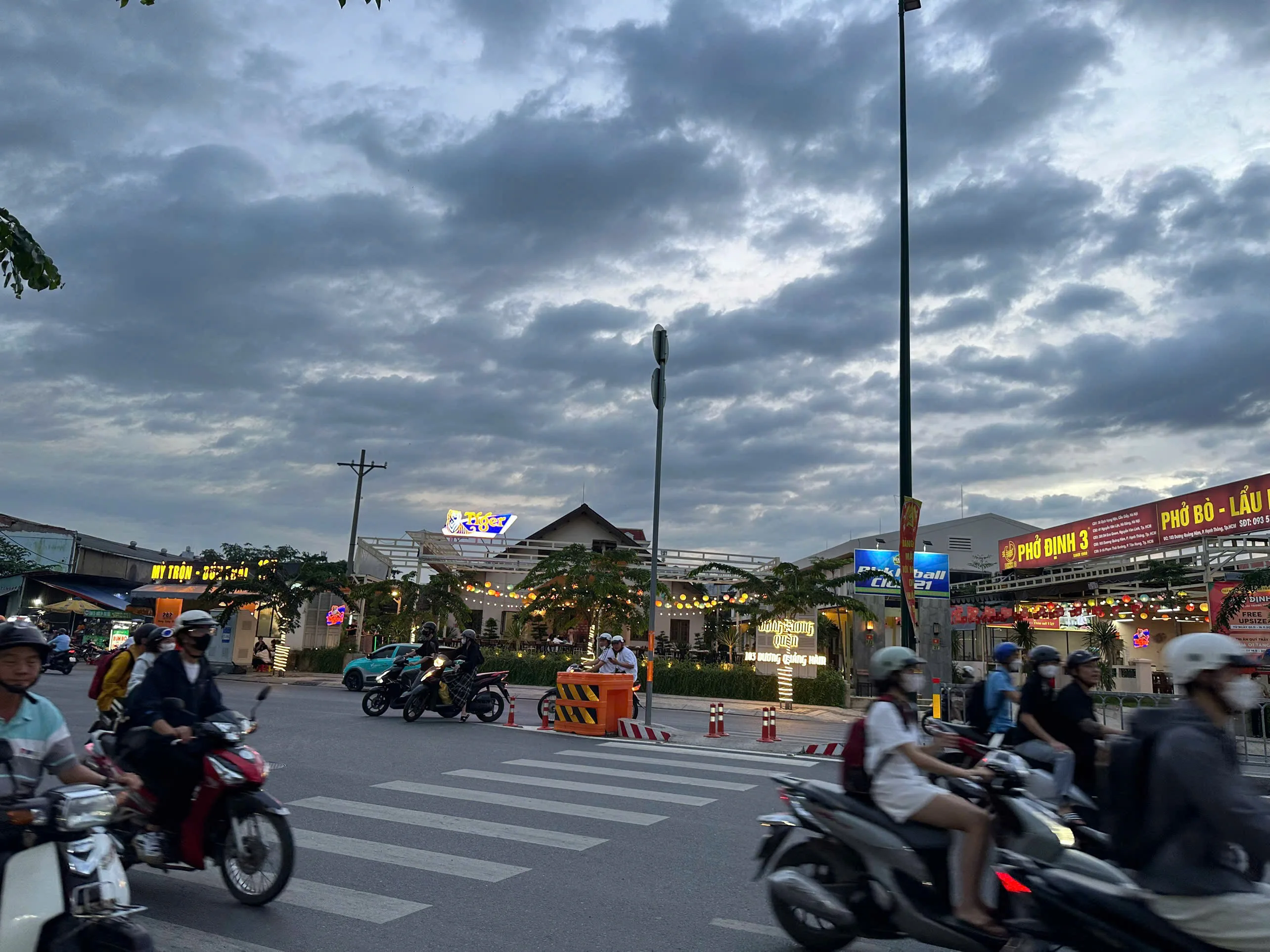 Cho Thuê Nhà Mặt Tiền Số : 101-103 Dương Quảng Hàm , Gò Vấp. Giá thuê : 250 triệu / tháng