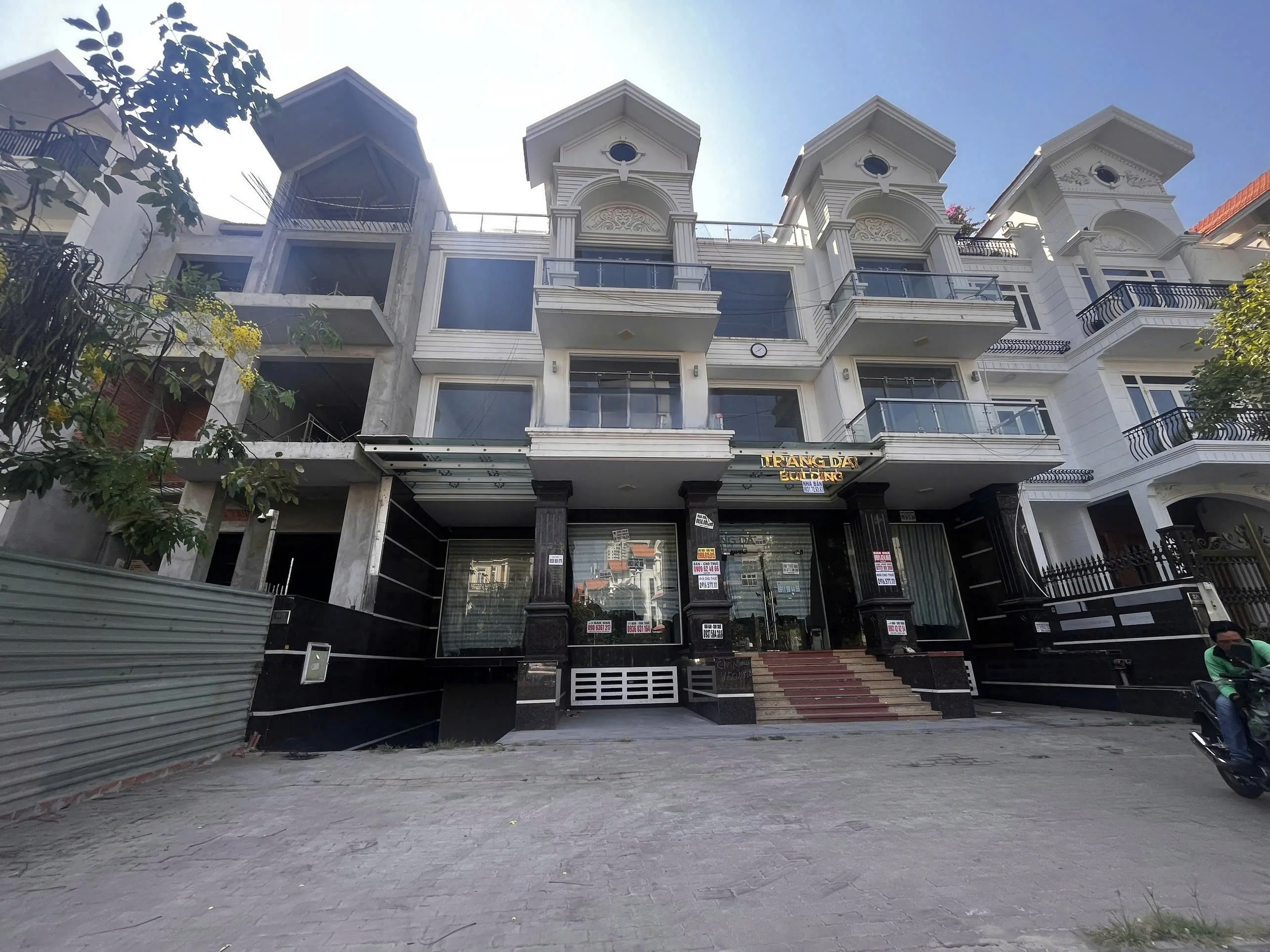 Cho thuê tòa nhà mặt tiền 28–30 Hoàng Trọng Mậu, Q.7. Giá thuê: 250 triệu/tháng