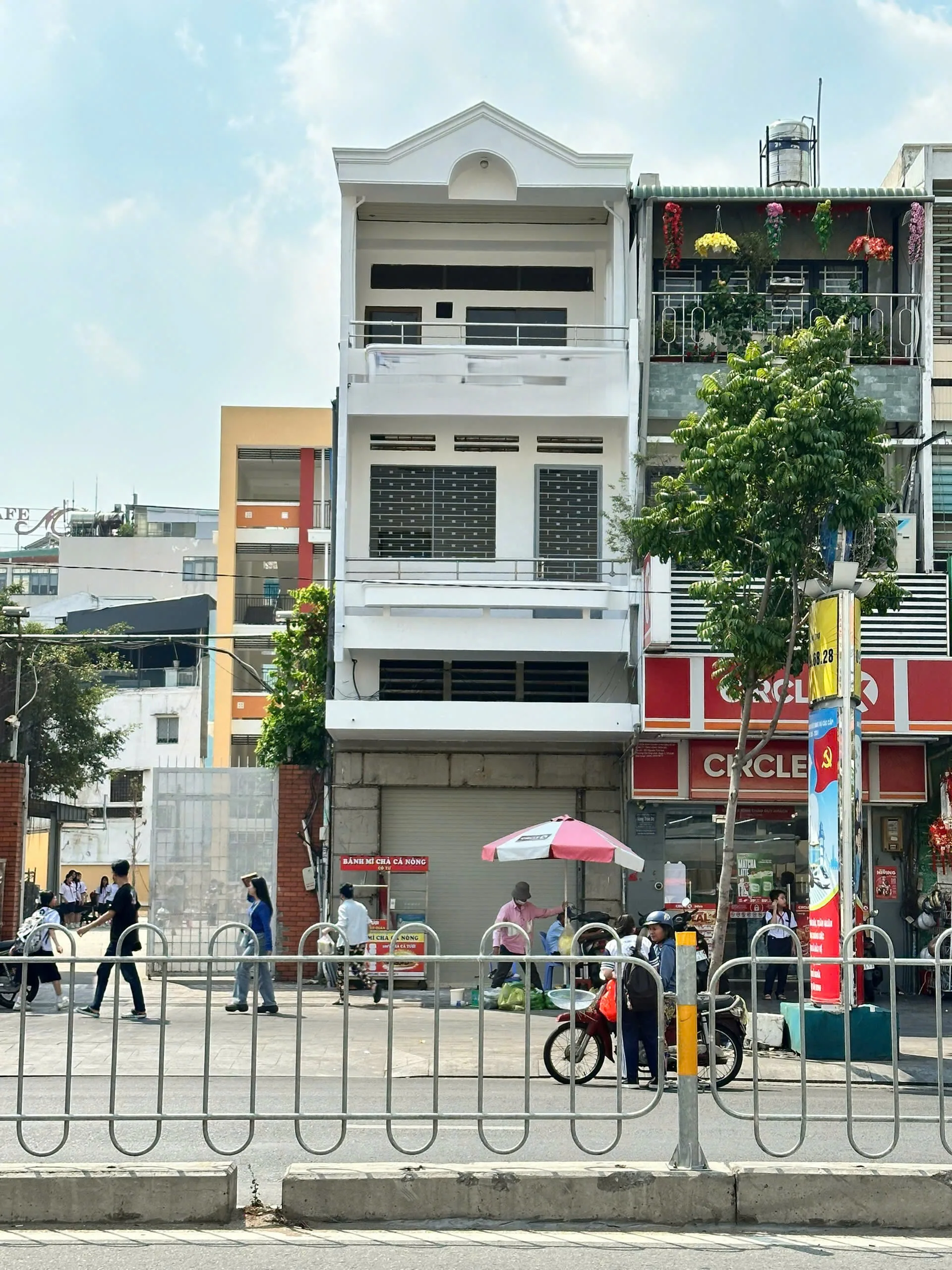Cho thuê Nhà mặt tiền : 65B Nguyễn Thái Học, Quận 1. Giá thuê : 80 triệu/tháng