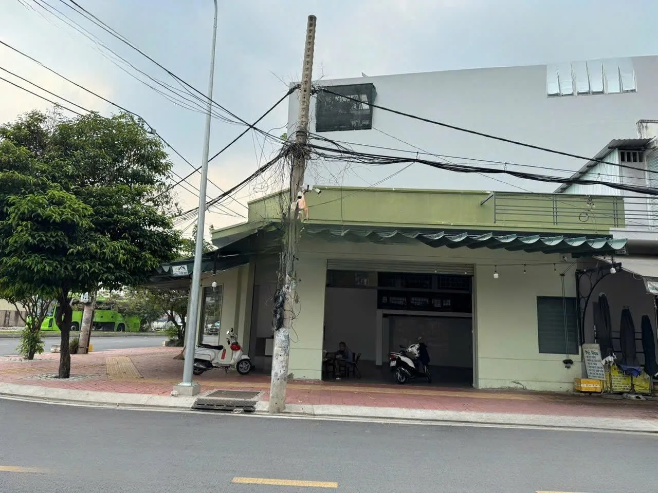 Cho thuê nhà góc 98 Trần Thị Ngôi, P.4, Q.8. Giá thuê: 25 triệu/tháng