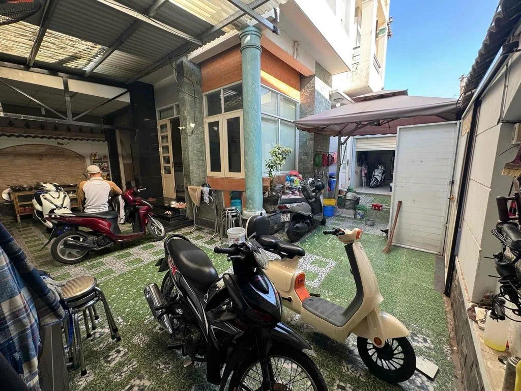 Cho thuê Nhà mặt tiền : 728 Nguyễn Duy Trinh, Thủ Đức. Giá thuê: 65 triệu/tháng