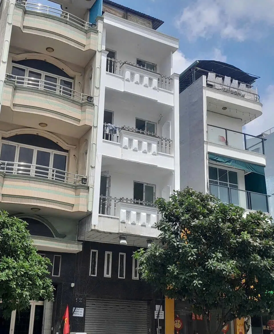 Cho thuê Nhà mặt tiền : 92 Trần Hưng Đạo, Phường 7, Quận 5. Giá thuê: 62 triệu/tháng