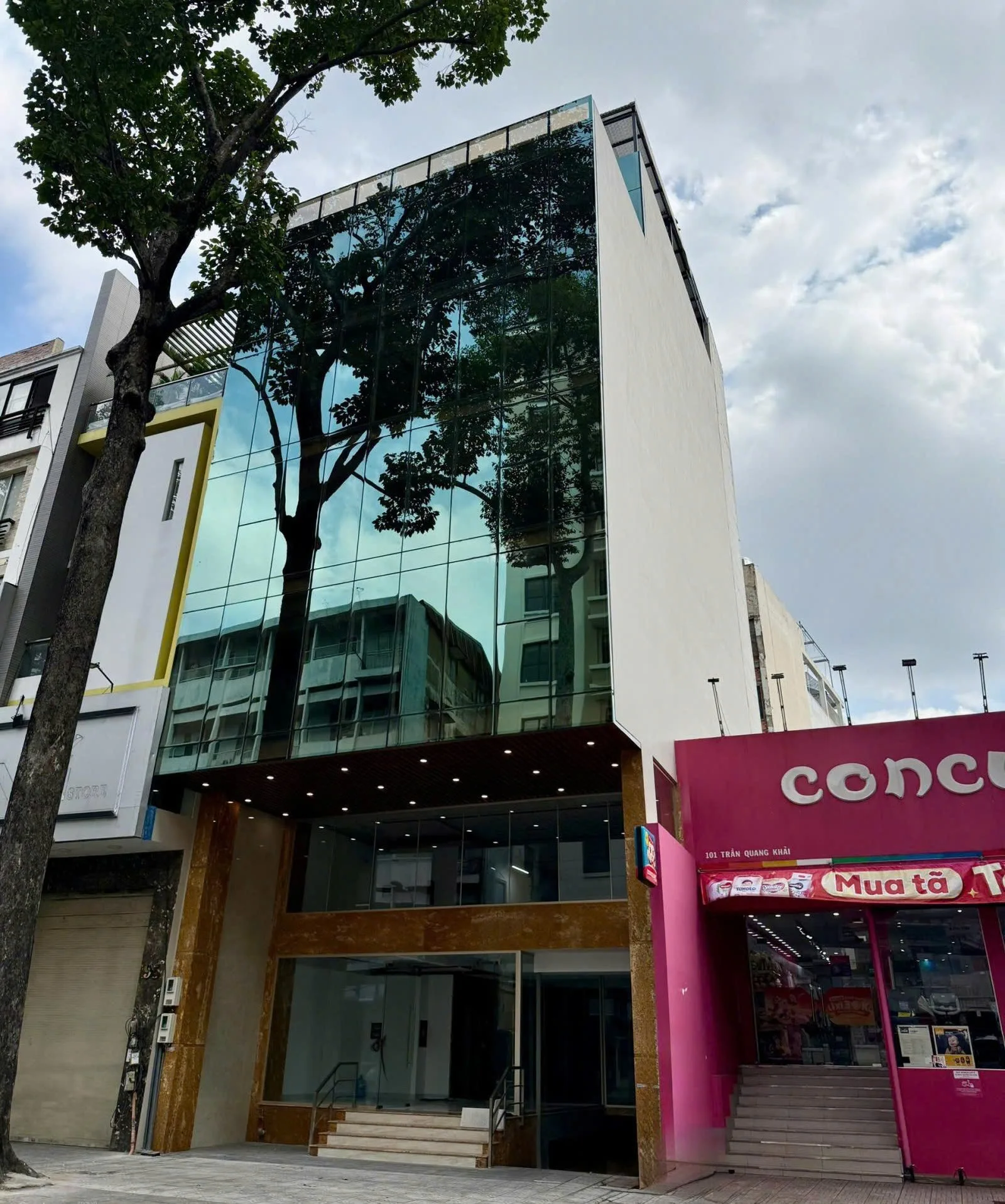CHO THUÊ MẶT BẰNG MẶT TIỀN : 97-99 TRẦN QUANG KHẢI, PHƯỜNG  TÂN ĐỊNH, QUẬN 1. GIÁ THUÊ : 220 TRIỆU/T