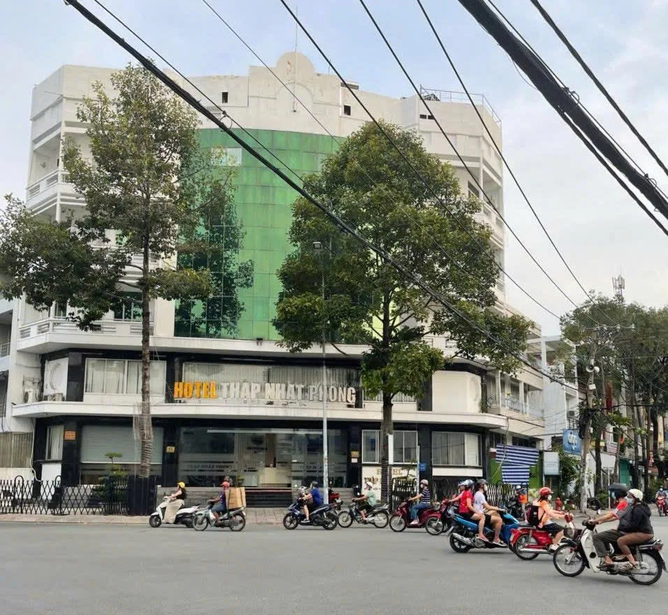 Cho thuê Nhà Góc 2 mặt tiền : 41 Chợ Lớn, Phường 11, Quận 6. Giá thuê: 270 triệu/tháng