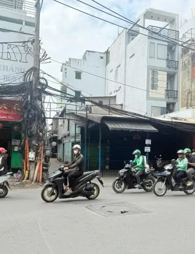 Cho thuê Nhà 2 mặt tiền : 527 Cách Mạng Tháng Tám, Phường 13, Quận 10. Giá thuê: 140 triệu/tháng