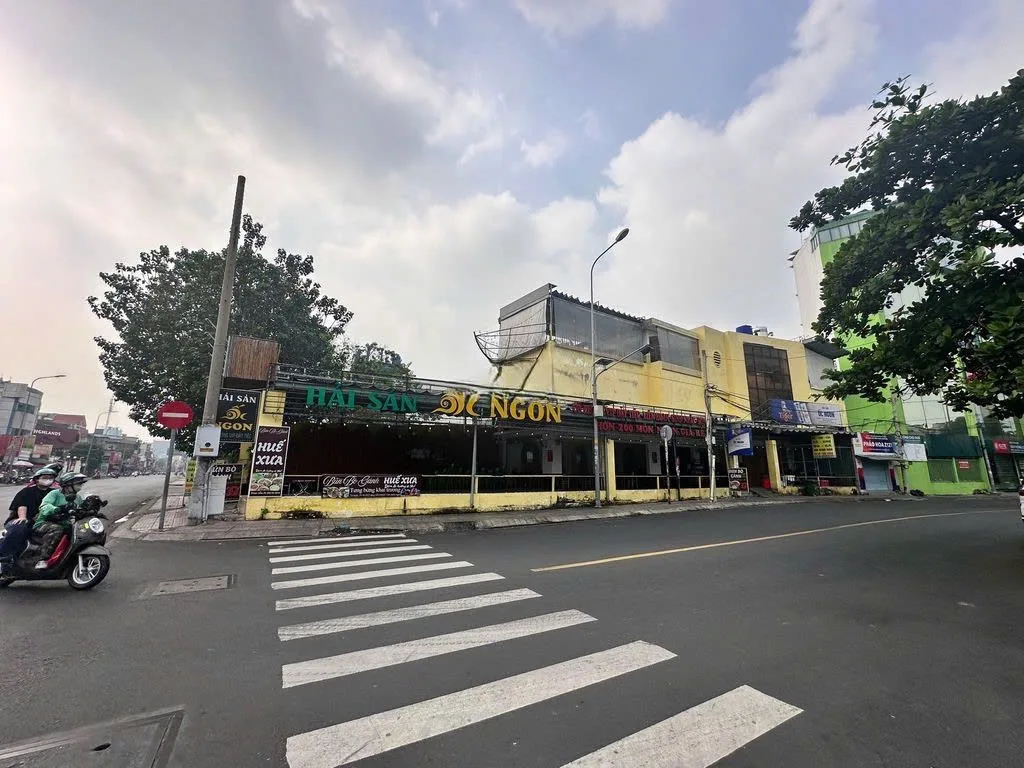 Cho thuê Mặt Bằng Góc 2 mặt tiền : 673 Nguyễn Kiệm, Phường 9, Quận Phú Nhuận. Giá thuê: 100 triệu/th