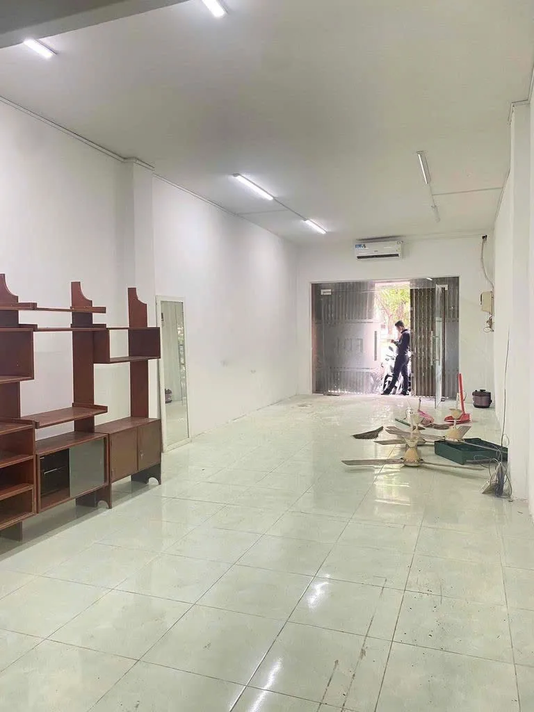 Cho thuê Nhà mặt tiền : 130 Lê Lai, Phường Bến Thành, Quận 1. Giá thuê: 55 triệu/tháng