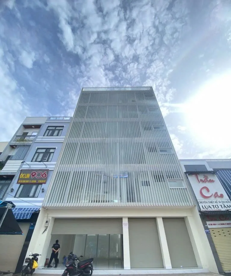 Cho thuê Nhà mặt tiền : 900 – 902 – 904 Cách Mạng Tháng 8, Quận Tân Bình. Giá thuê: 240 triệu/tháng 