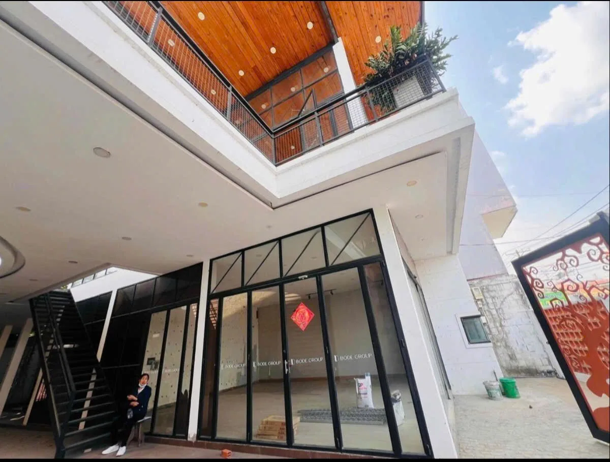 Cho thuê Biệt Thự Mặt Tiền : 762 Nguyễn Thị Định, Thủ Đức.  Giá thuê: 70 triệu/tháng
