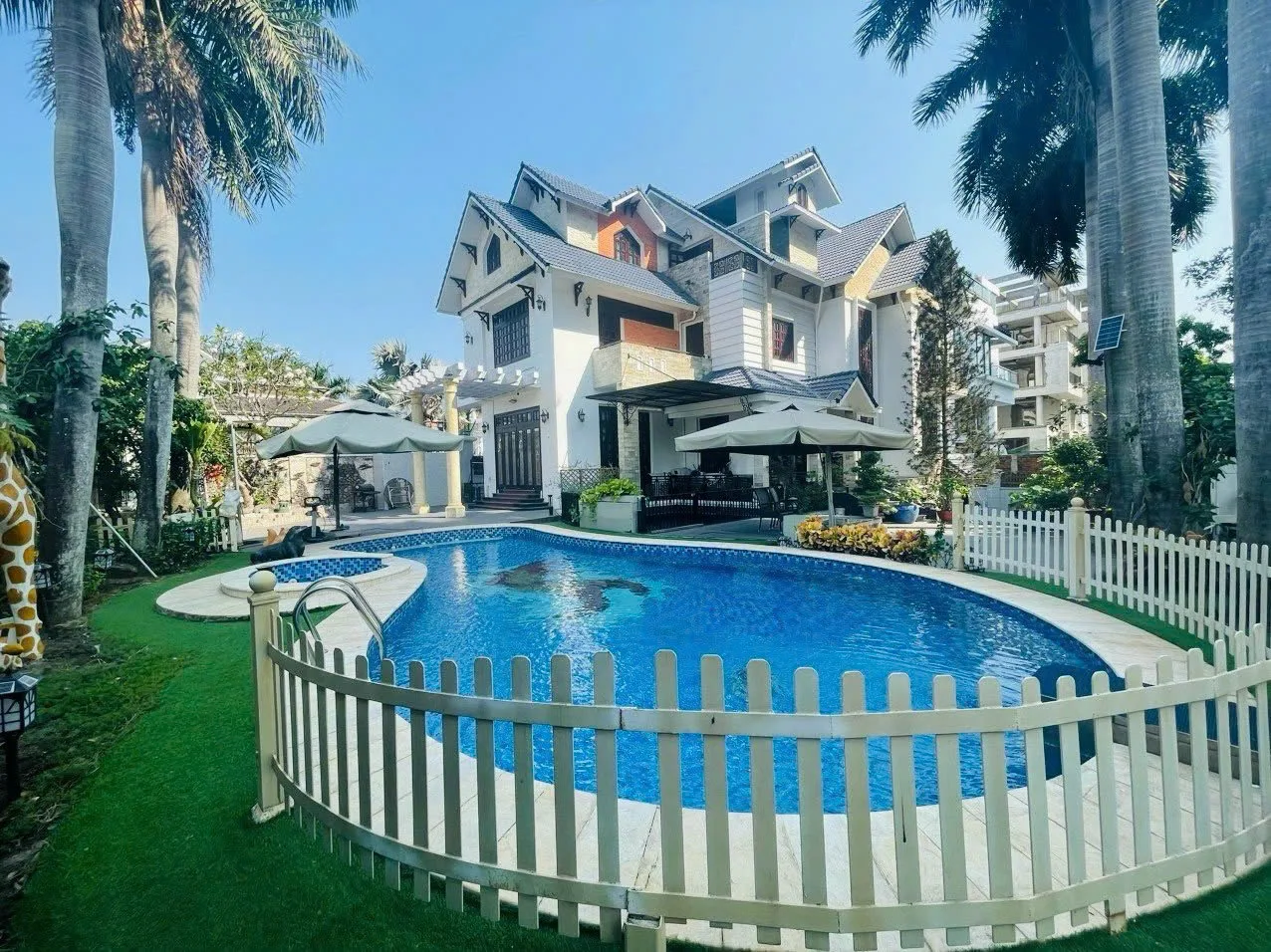 Cho Thuê Biệt Thự : 171 Nguyễn Văn Hưởng, Thủ Đức (Thảo Điền). Giá thuê: 12.000 USD/tháng