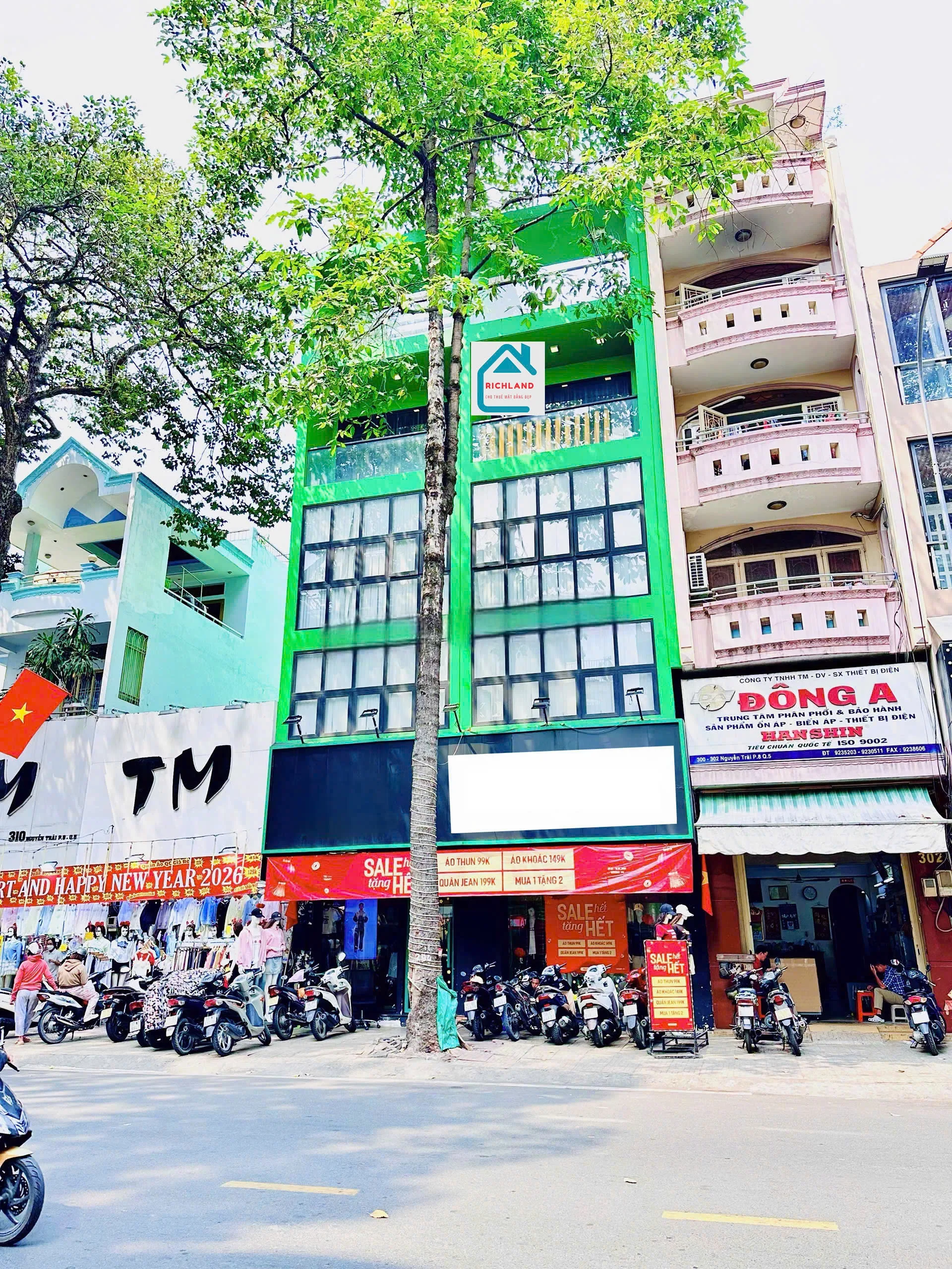 Cho thuê Nhà mặt tiền : 304–306 Nguyễn Trãi, Phường 8, Quận 5. Giá thuê: 175 triệu/tháng
