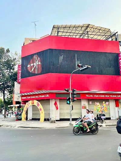 CHO THUÊ NHÀ GÓC 2MT “VÀNG” : BA THÁNG HAI -  LÊ HỒNG PHONG, QUẬN 10. GIÁ THUÊ : 300 TRIỆU/THÁNG