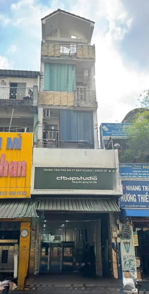 Cho Thuê Nhà : 304 Nguyễn Duy Dương, Phường 4, Quận 10. Giá thuê: 34 triệu/tháng