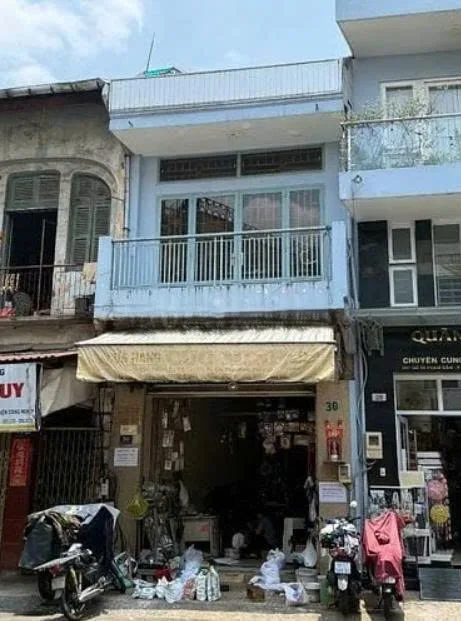 CHO THUÊ NHÀ MẶT TIỀN : 30 Phạm Bân, Phường 13, Quận 5. Giá thuê: 30 triệu/tháng