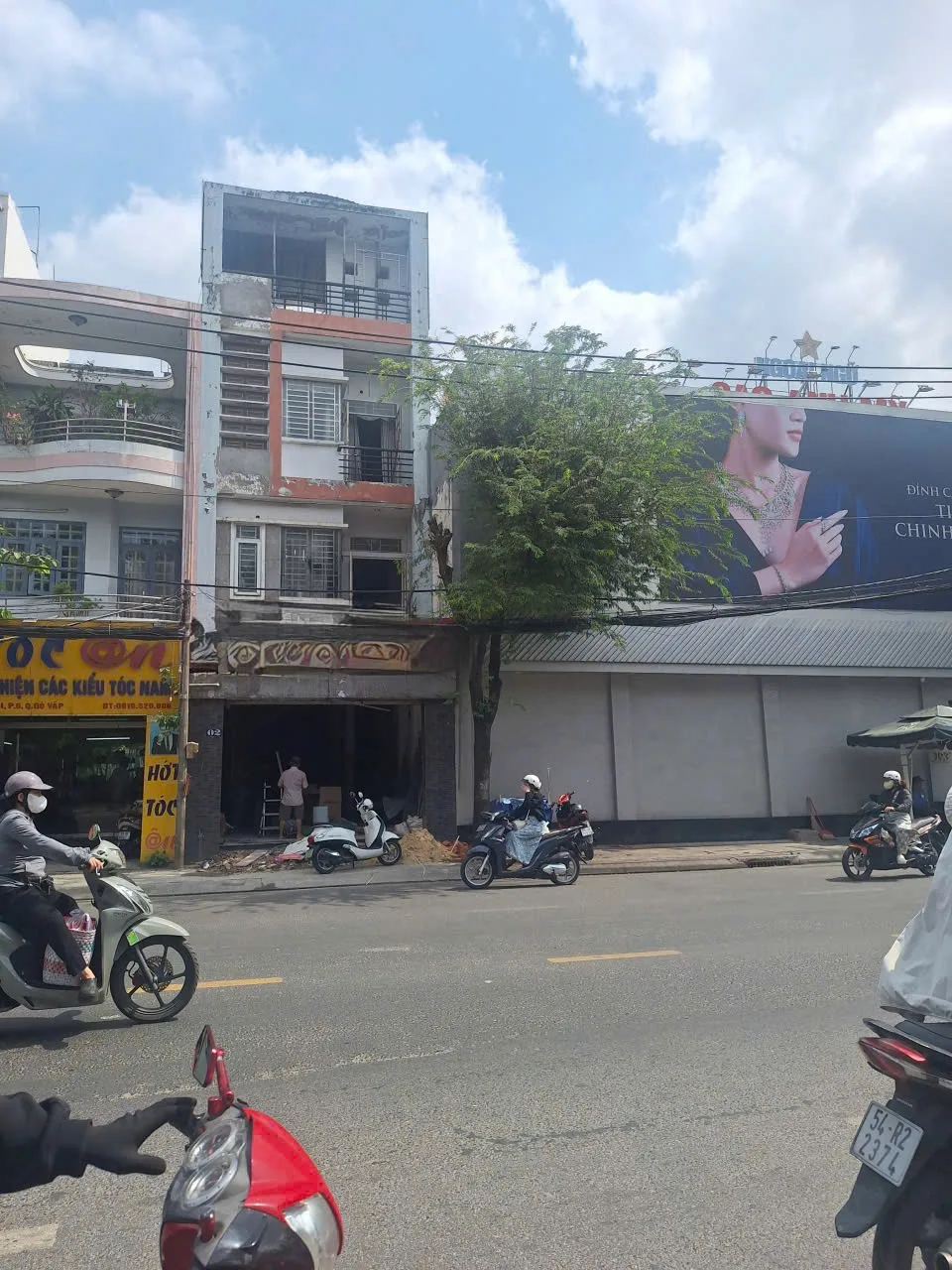 CHO THUÊ NHÀ NGUYÊN CĂN – ĐỐI DIỆN CÔNG VIÊN LÀNG HOA. GIÁ THUÊ : 35 TRIỆU/THÁNG