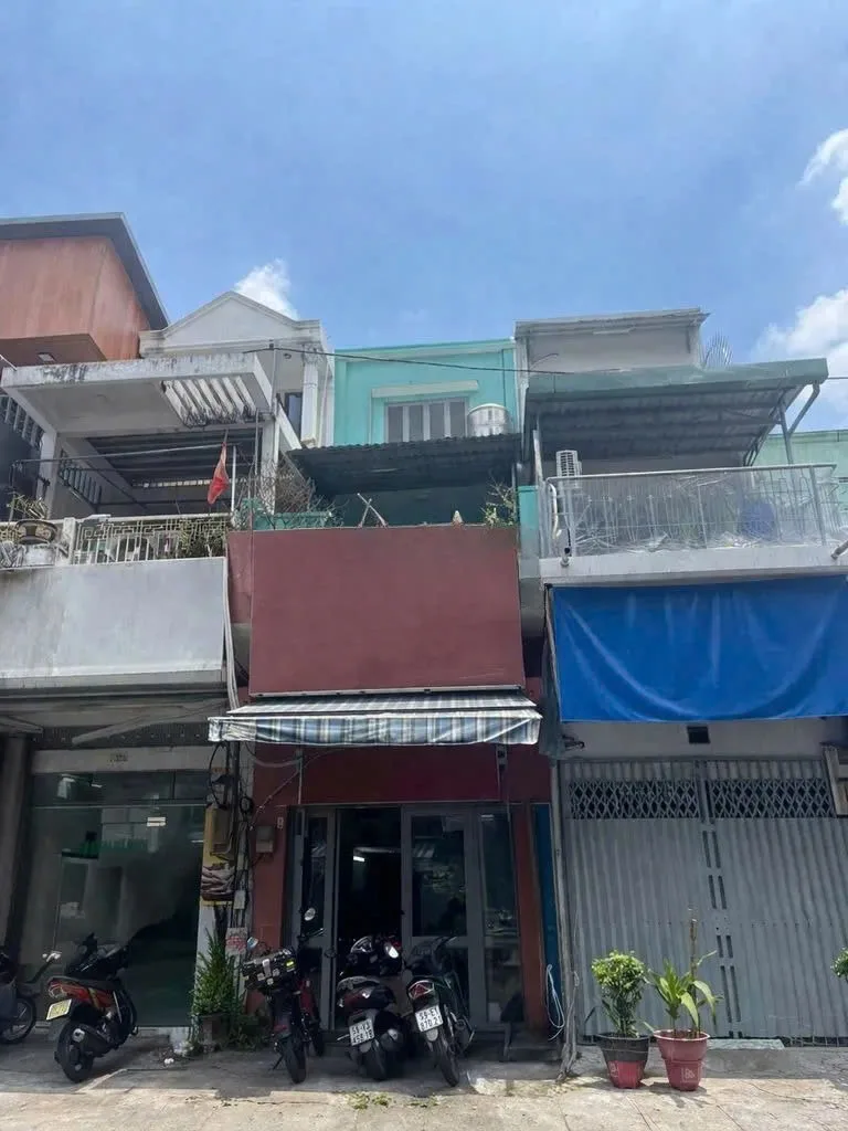 CHO THUÊ NHÀ NGUYÊN CĂN : 196 Nguyễn Tiểu La, Phường 8, Quận 10. Giá thuê: 20 triệu/tháng