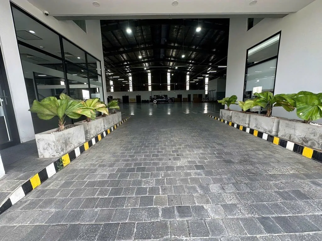 CHO THUÊ MẶT BẰNG LỚN : 20 Cộng Hòa, Phường 12, Quận Tân Bình. Giá thuê: 450 triệu/tháng