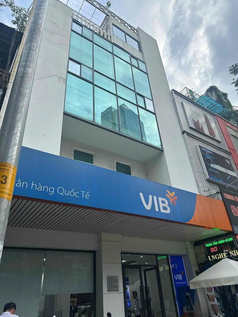 CHO THUÊ TÒA NHÀ MẶT TIỀN : 35-37 Huỳnh Thúc Kháng, Quận 1. Giá thuê: 270 triệu/tháng