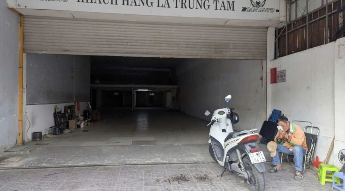 CHO THUÊ NHÀ MẶT TIỀN : 256 Trần Phú, Phường 9, Quận 5. Giá thuê: 200 triệu/tháng