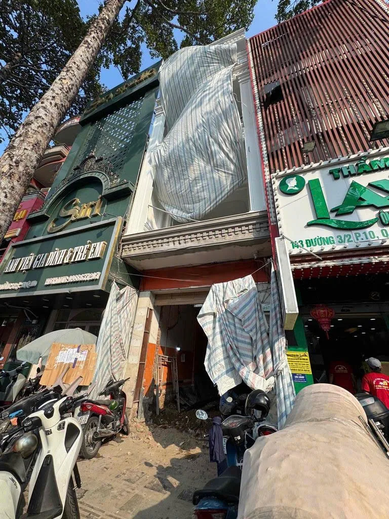 CHO THUÊ NHÀ MẶT TIỀN : 141 Đường 3/2, Phường 10, Quận 10. Giá thuê: 100 triệu/tháng