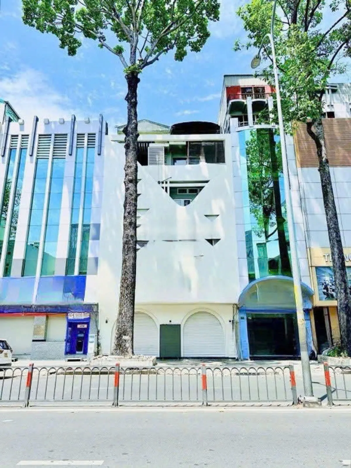 CHO THUÊ NHÀ MẶT TIỀN : 272-274 Đường 3/2, Phường 12, Quận 10. Giá thuê: 160 triệu/tháng