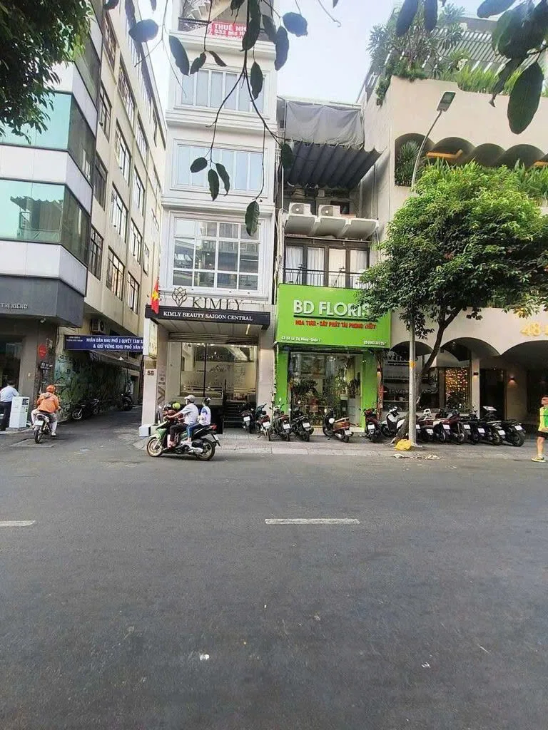 CHO THUÊ NHÀ MẶT TIỀN : 58 Lê Thị Riêng, Phường Bến Thành, Quận 1.  Giá thuê: 5,000 USD/tháng