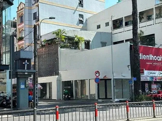 CHO THUÊ NHÀ 2 MẶT TIỀN : 300 Đường 3/2, Phường 12, Quận 10. Giá thuê: 120 triệu/tháng