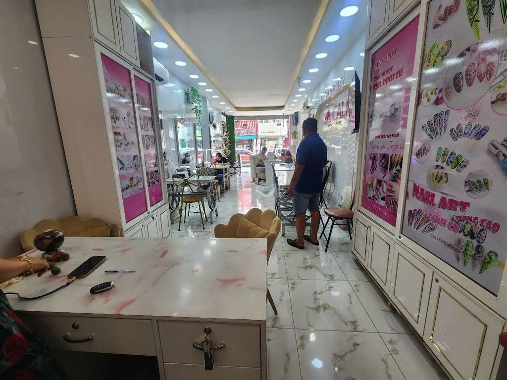 CHO THUÊ NHÀ MẶT TIỀN : 167 Võ Văn Tần, Phường 5, Quận 3. Giá thuê: 70 triệu/tháng