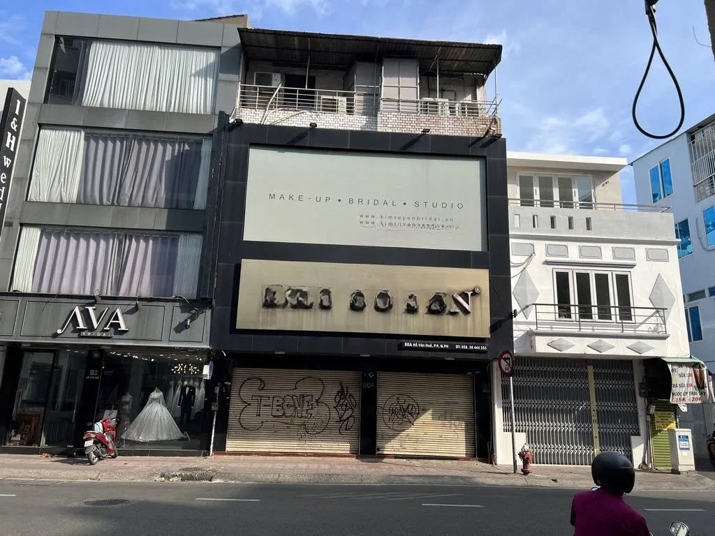 CHO THUÊ NHÀ MẶT TIỀN : 80 Hồ Văn Huê, Phường 9, Quận Phú Nhuận. Giá thuê: 50 triệu/tháng