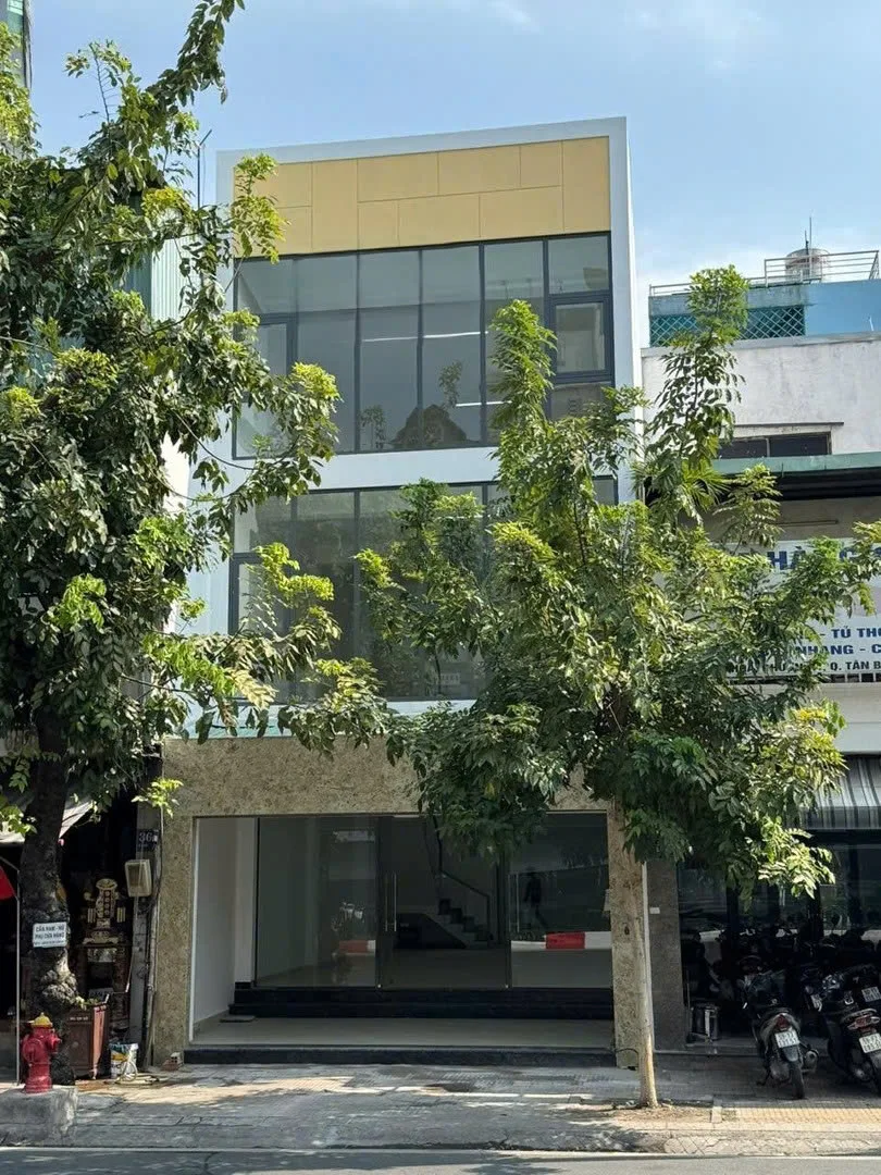 CHO THUÊ NHÀ MẶT TIỀN : 34 Cộng Hòa, Phường 4, Quận Tân Bình. Giá thuê: 75 triệu/tháng