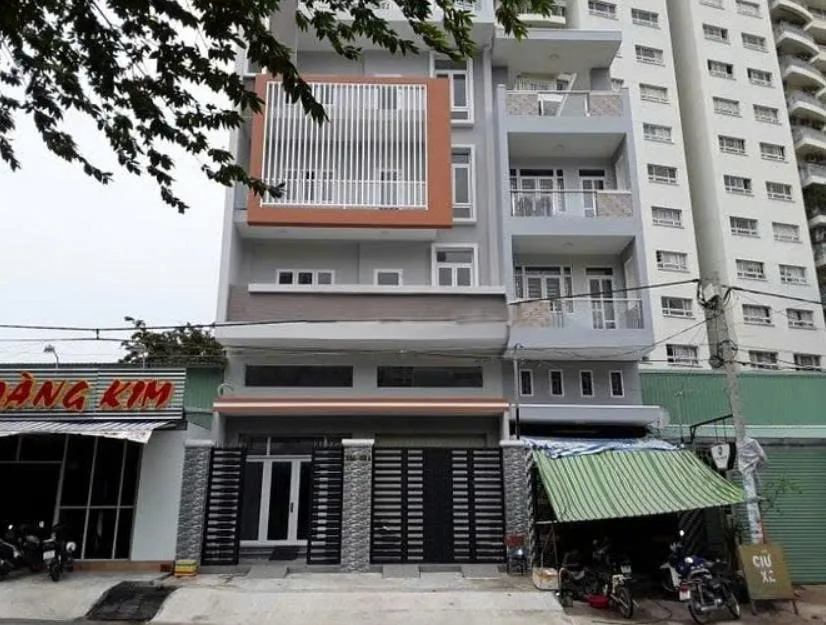 CHO THUÊ TÒA NHÀ MẶT TIỀN : 384-386 Chợ Lớn, Phường 11, Quận 6. Giá thuê: 70 triệu/tháng
