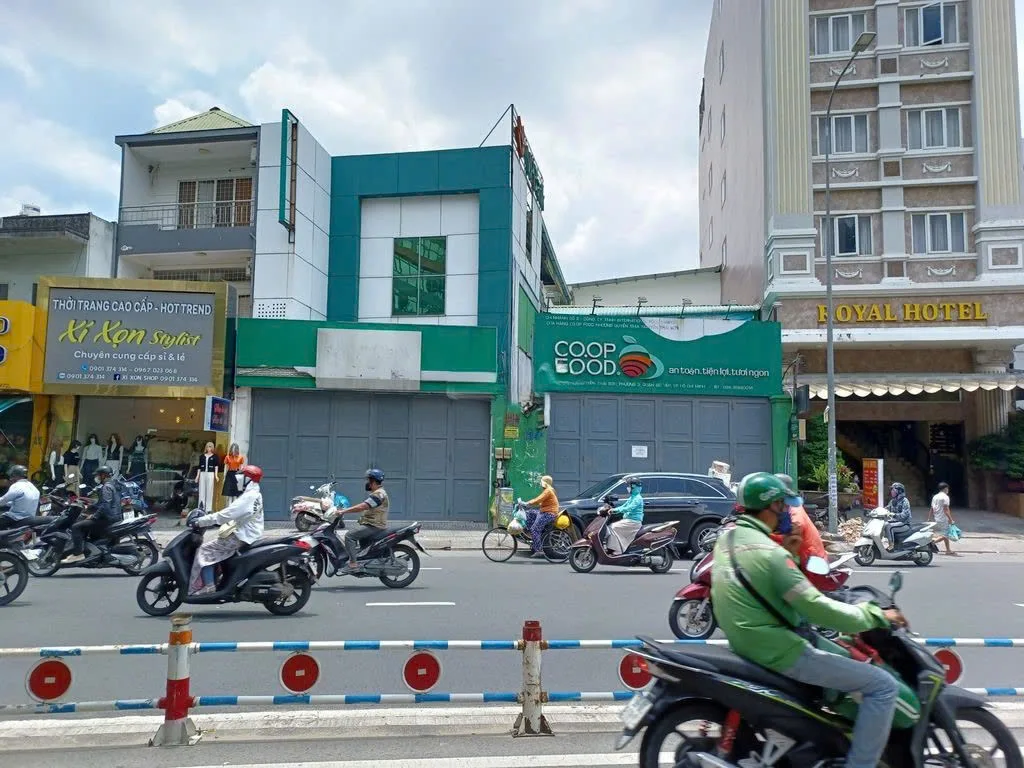 CHO THUÊ NHÀ MẶT TIỀN : 134–136 Nguyễn Thái Sơn, Phường 3, Quận Gò Vấp. Giá thuê: 55 triệu/tháng 