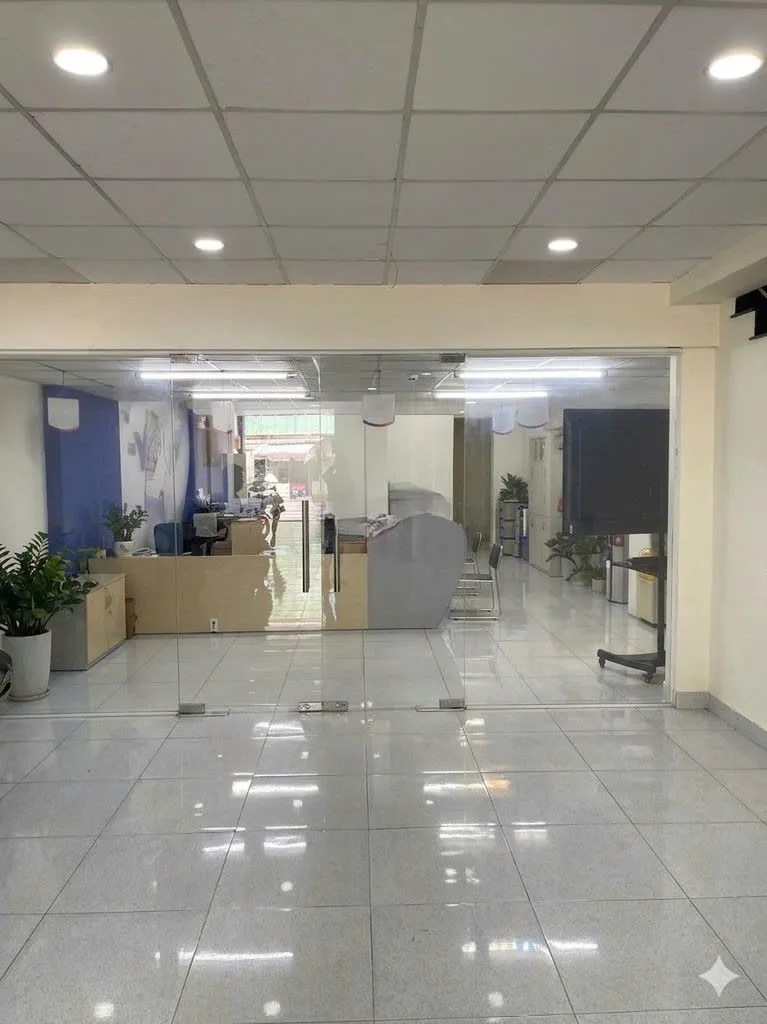 CHO THUÊ NHÀ MẶT TIỀN :  406 CÁCH MẠNG THÁNG 8, PHƯỜNG 11, QUẬN 3 . GIÁ THUÊ : 70 TRIỆU/THÁNG