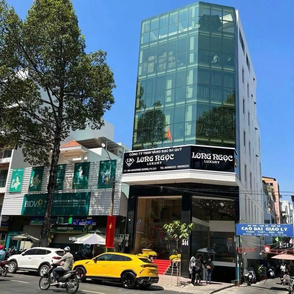 CHO THUÊ TÒA NHÀ MẶT TIỀN :  342–344 An Dương Vương, Quận 5. Giá thuê: 16.000 USD/tháng 