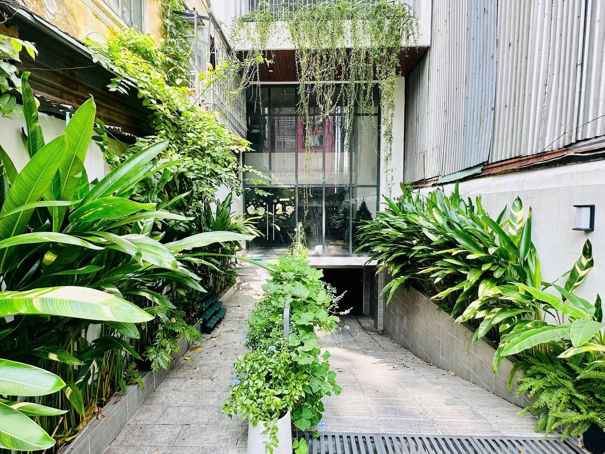 CHO THUÊ TÒA NHÀ MẶT TIỀN : 430A NGUYỄN THỊ MINH KHAI, QUẬN 3. GIÁ THUÊ : 400 TRIỆU/THÁNG