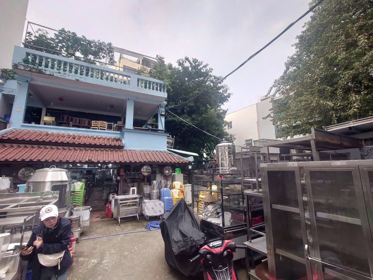 CHO THUÊ BIỆT THỰ SÂN VƯỜN : 306A NGUYỄN TRỌNG TUYỂN, PHƯỜNG 1, QUẬN TÂN BÌNH. GIÁ THUÊ : 150 TRIỆU/