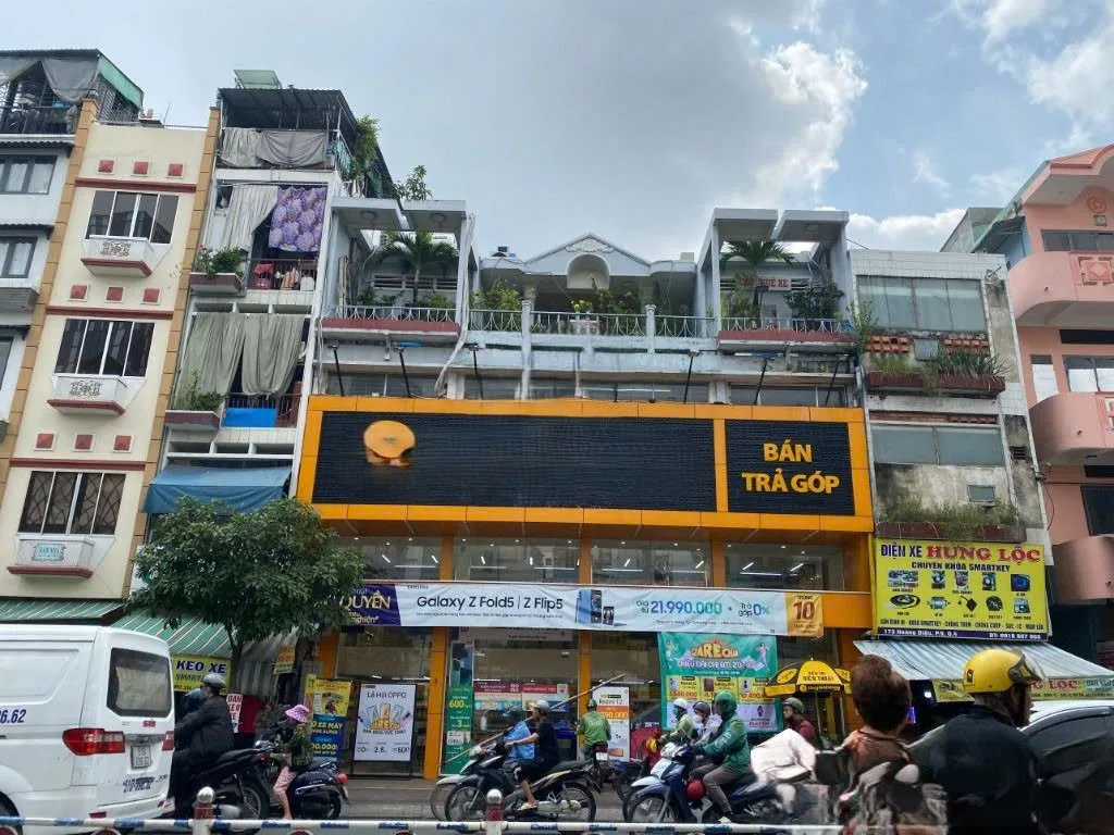 Cho thuê Nhà MT : 165-167-169-171 Hoàng Diệu, Phường 8, Quận 4. Giá thuê: 120 triệu/tháng.
